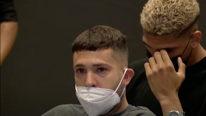 ميسي يودع برشلونة بالدموع