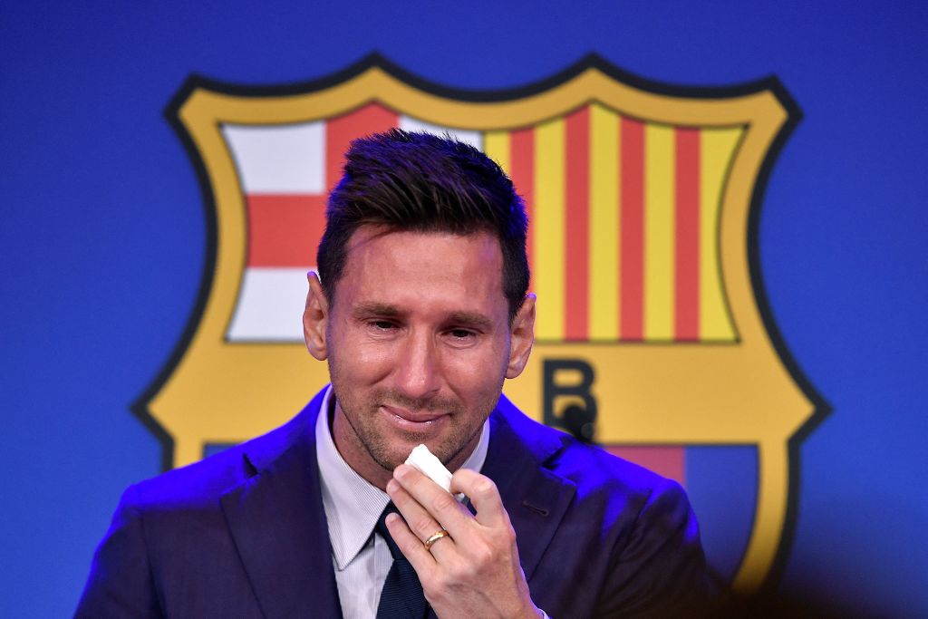 ميسي يودع برشلونة بالدموع