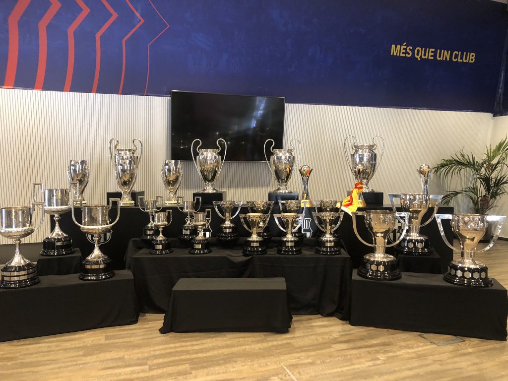 ميسي يودع برشلونة بالدموع
