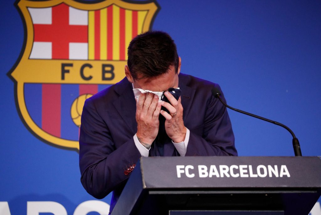 ميسي يودع برشلونة بالدموع