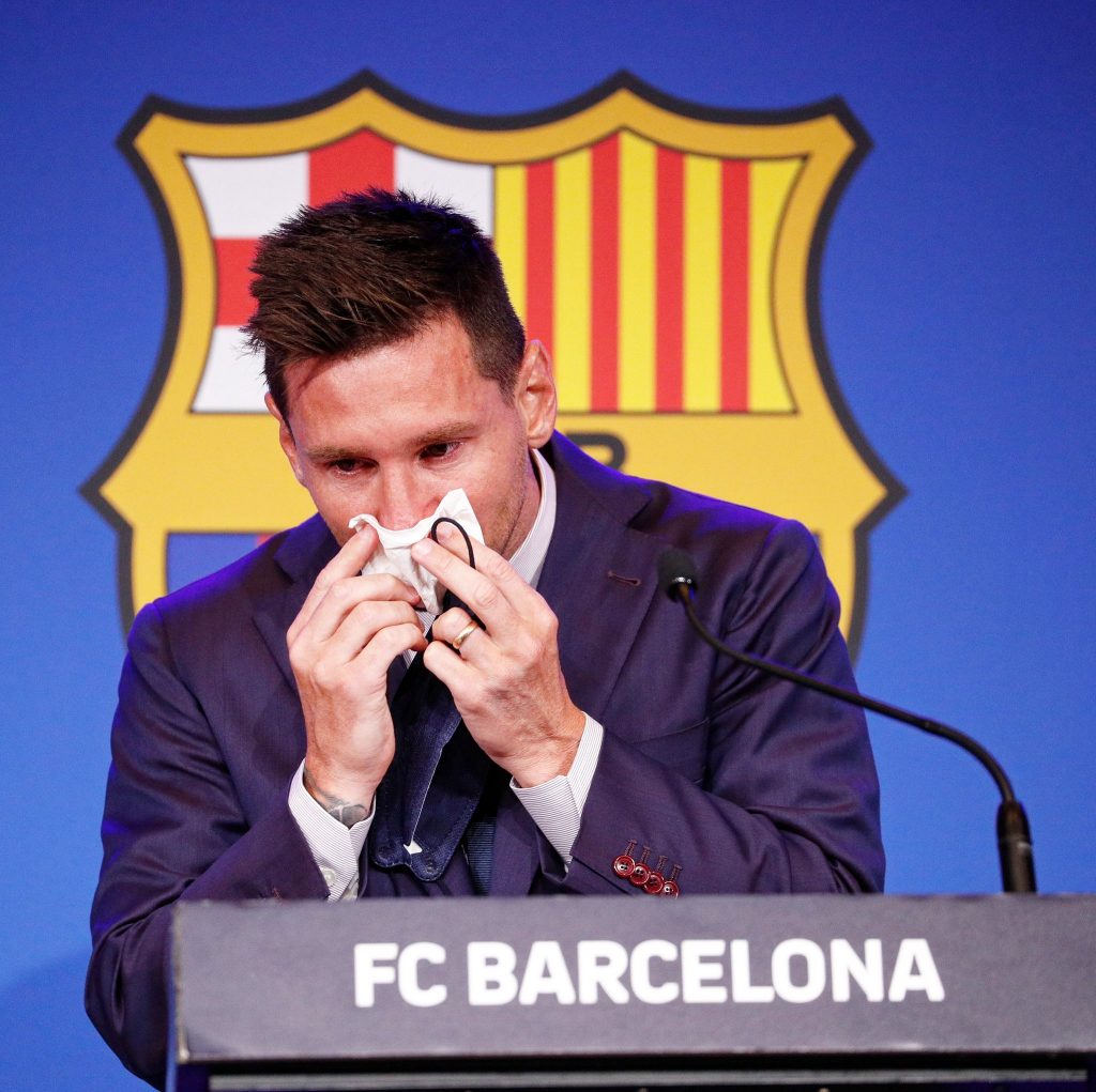 ميسي يودع برشلونة بالدموع