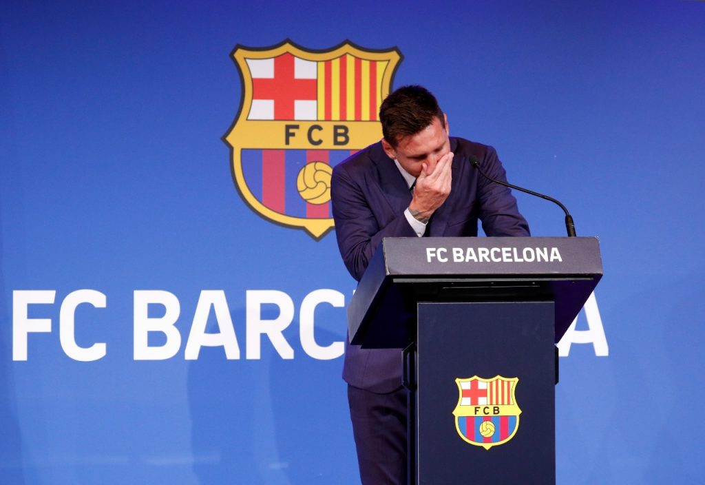 ميسي يودع برشلونة بالدموع