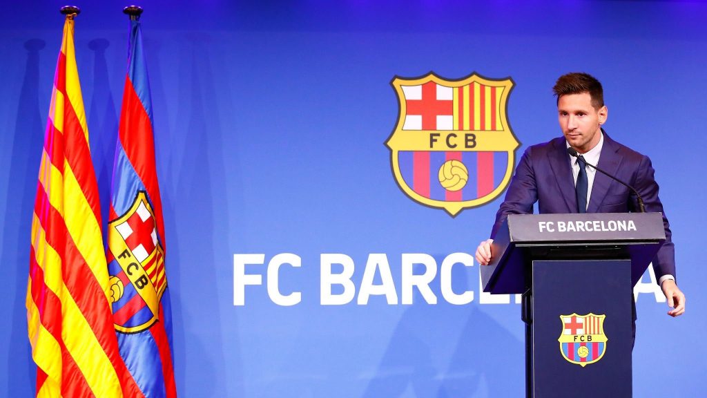 ميسي يودع برشلونة بالدموع
