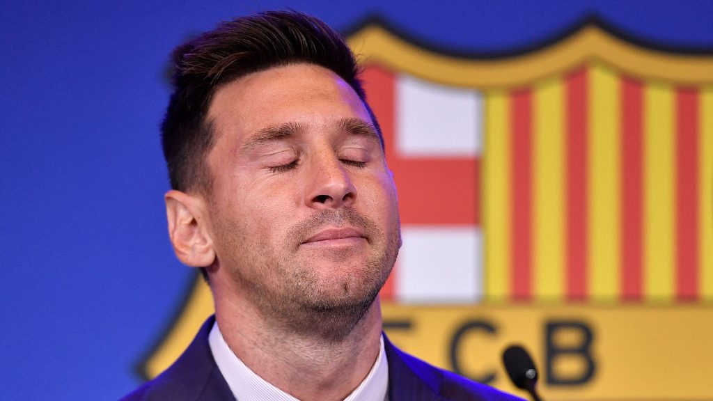 ميسي يودع برشلونة بالدموع