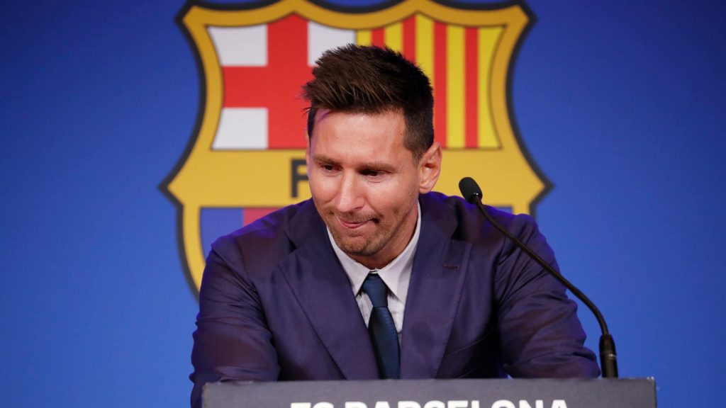 ميسي يودع برشلونة بالدموع