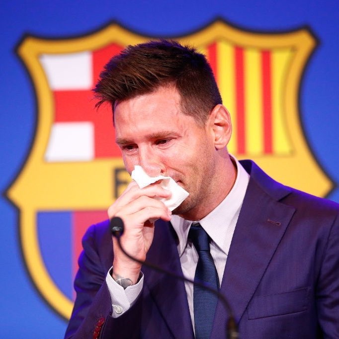 ميسي يودع برشلونة بالدموع