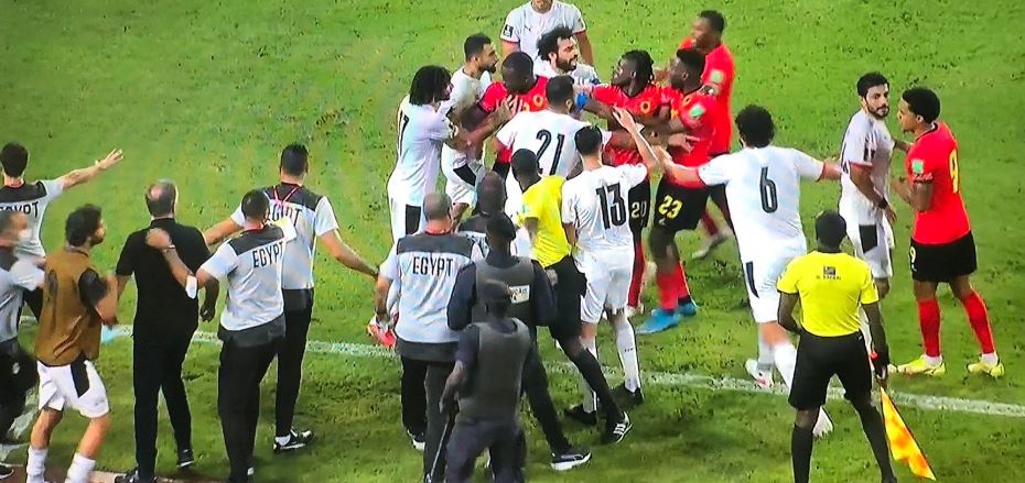 شجار بين لاعبي مصر وأنجولا بعد اعتداء أحد لاعبي الغزلان على كيروش