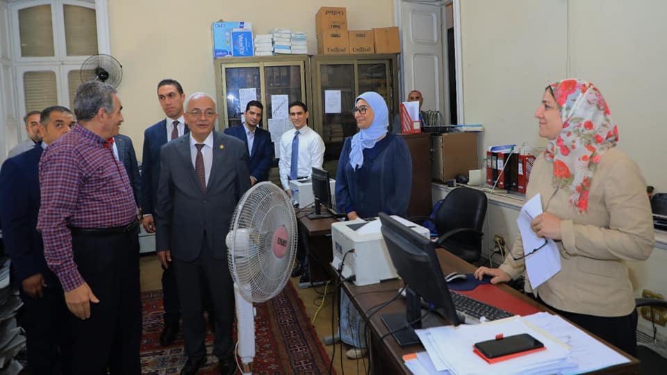 وزير التعليم خلال الجولة